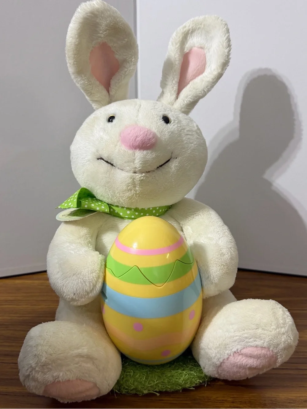 Vintage 2006 Hallmark Rockin’ Rabbit Easter Bunny Plush Musical Untested